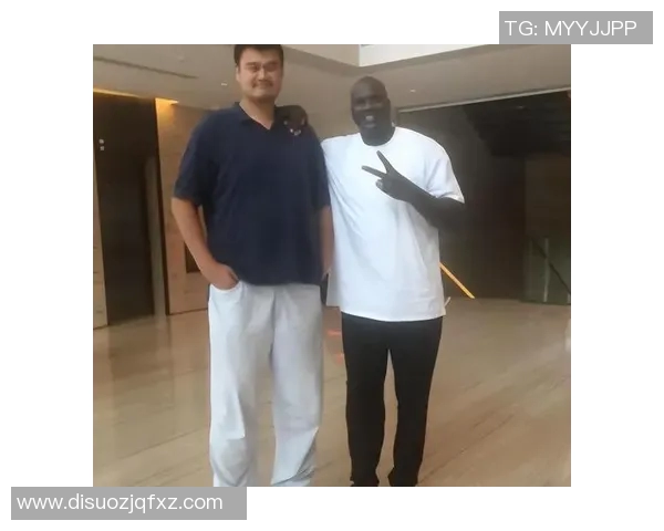 钱德勒与姚明的巅峰对决：两位巨星在篮球场上的精彩较量与传奇故事