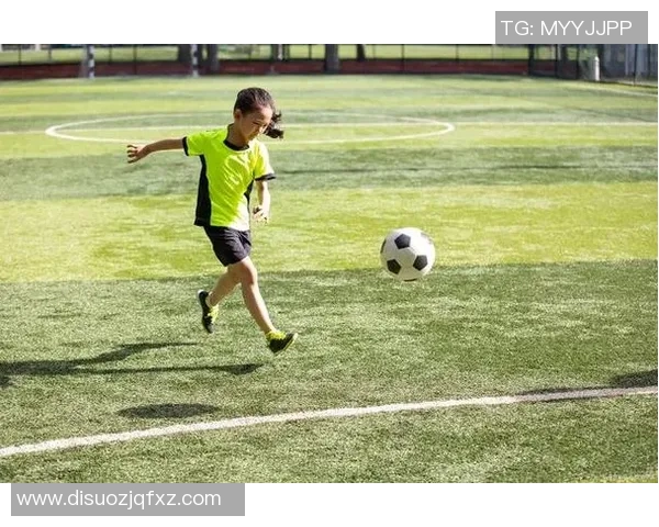 足球明星的平衡训练技巧与训练过程精彩瞬间分享 足球明星的平衡训练技巧与训练过程精彩瞬间分享