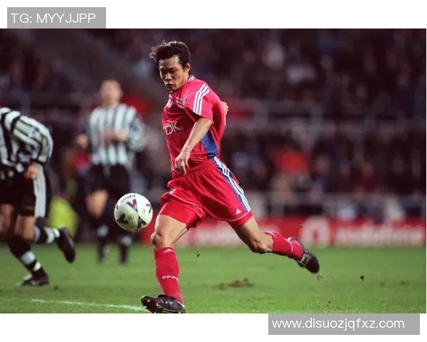 某足球明星吸烟引发热议球场外的生活方式成焦点