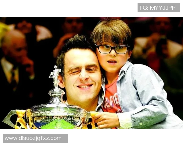 黄色扎头发的足球明星在绿茵场上展现风采与个性魅力的故事