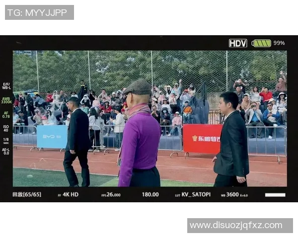 足球明星与粉丝亲密互动的背后故事与感人瞬间分享 足球明星与粉丝亲密互动的背后故事与感人瞬间分享