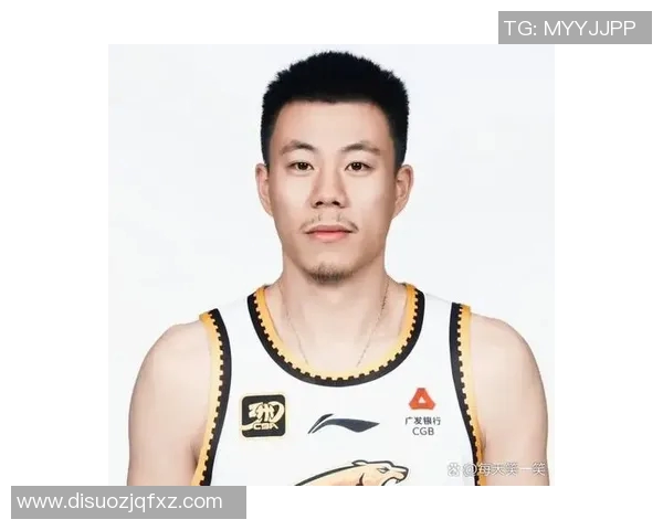 篮球明星保镖在球场执勤时携带枪支引发安全争议与球迷热议